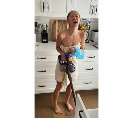 Kimiko Glenn Profile pic