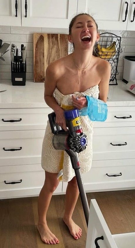 Kimiko Glenn sex pornstar gallery