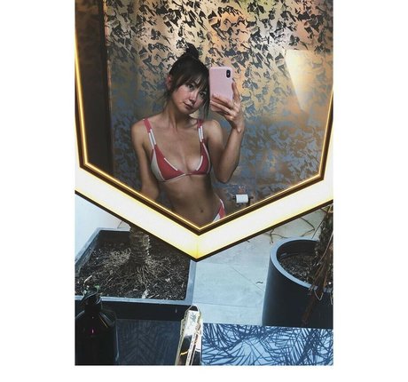 Kimiko Glenn art model photo