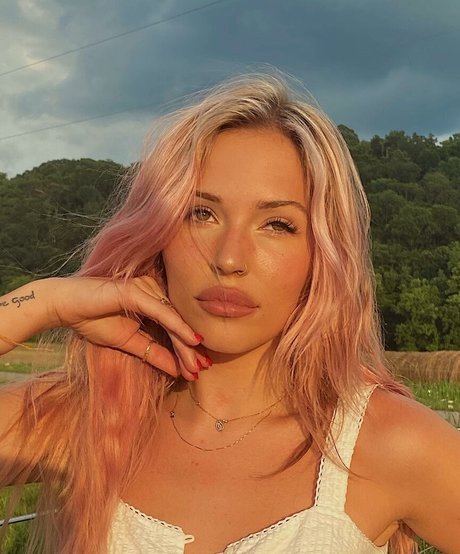 Lennon Stella nudes actress photos