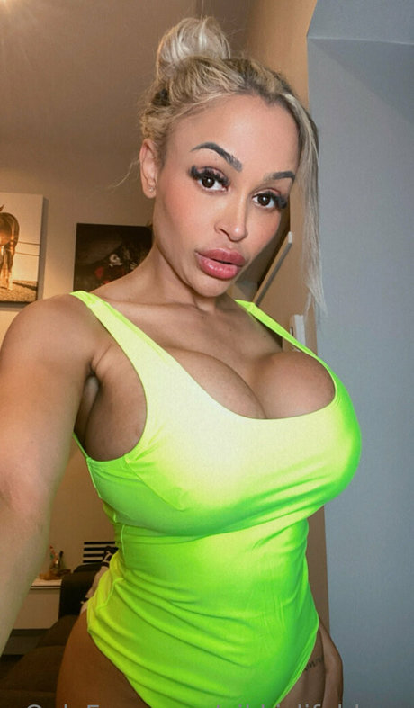 nikkislifeblogx model nude pics