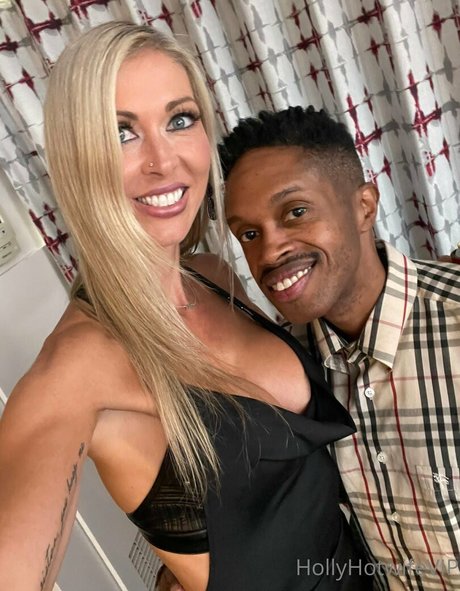 hollyhotwifevip naked model picture