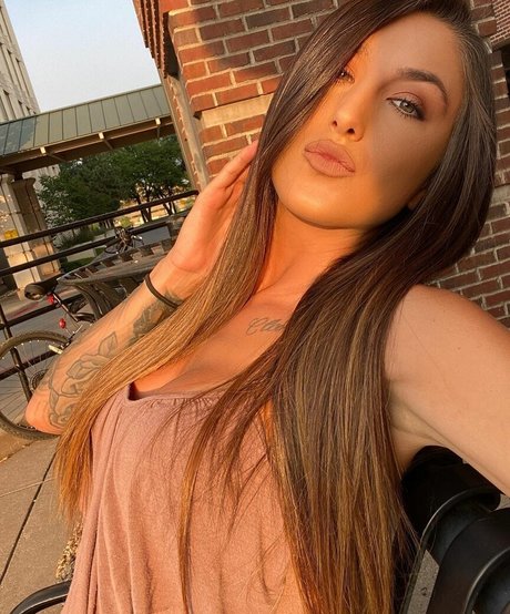 Audralee1k model pic