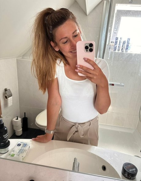 kusjexlinde naked pornstar image