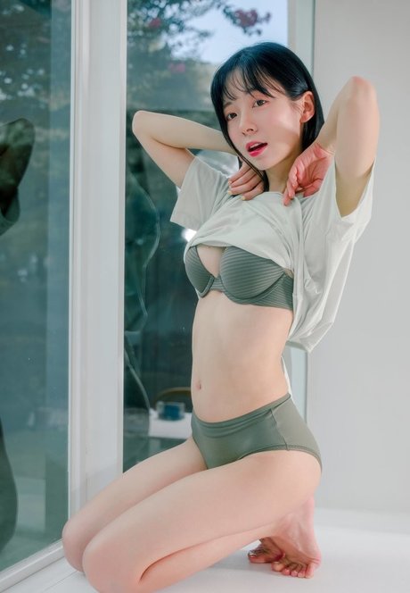 leeesovely adult model picture