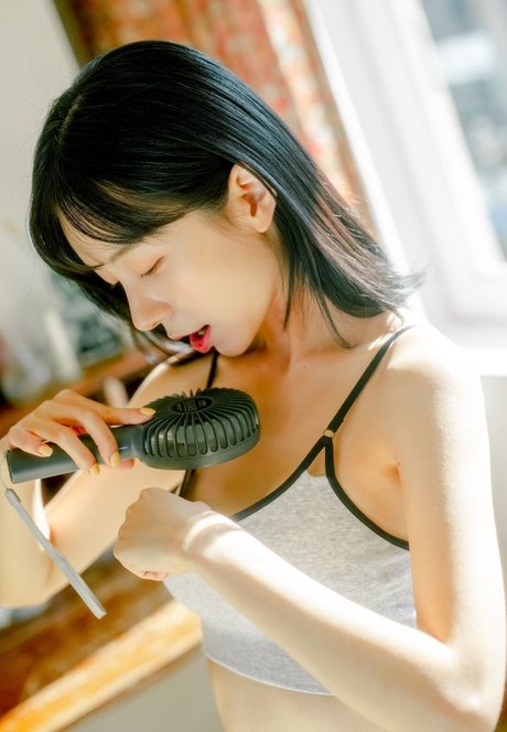 leeesovely erotic actress picture