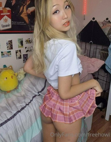 freehowl model naked picture