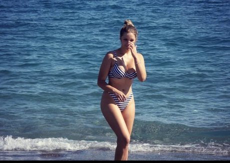 Chloe Smart naked model photo