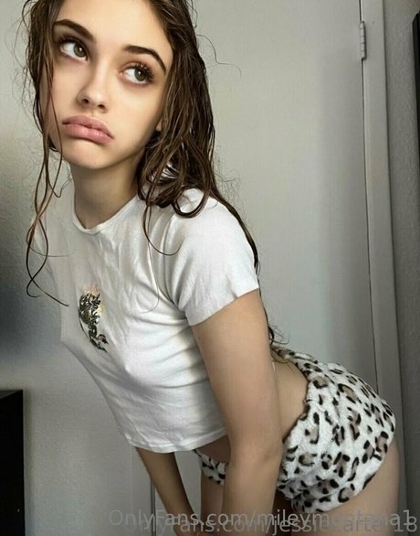 Jessie Carter sexy star gallery