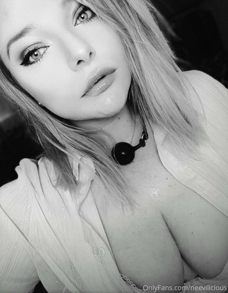 neevilicious model nice pic