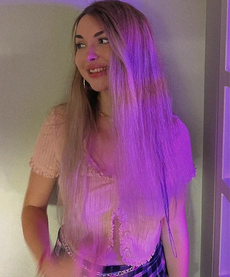 Ahrinyan sexy actress pics