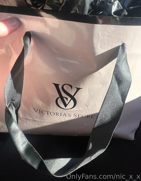 nic x x nude star image