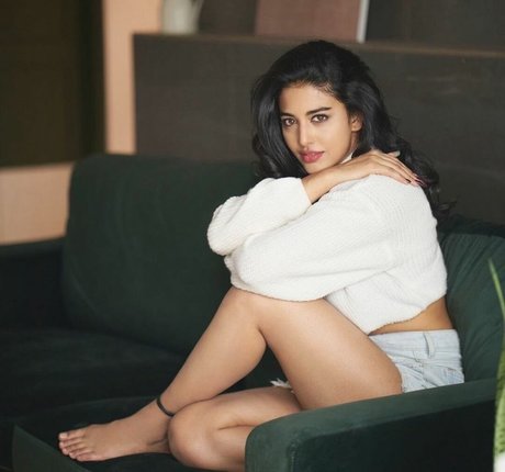 Daksha Nagarkar sexy actress galleries