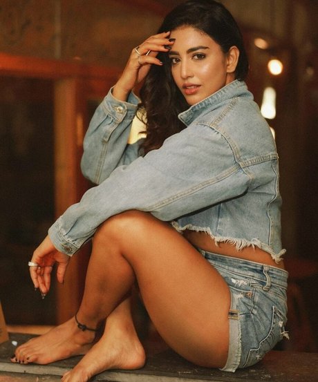 Daksha Nagarkar model perfect pictures