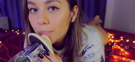 ASMR HoneyGirl naked actress image