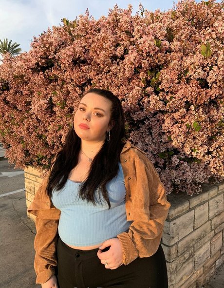 queenmaison art actress pic