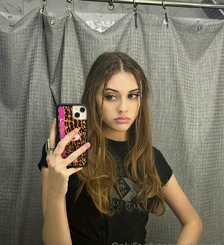 wifeywet nice model img