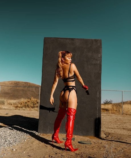 Tiffanie Marie model art pic