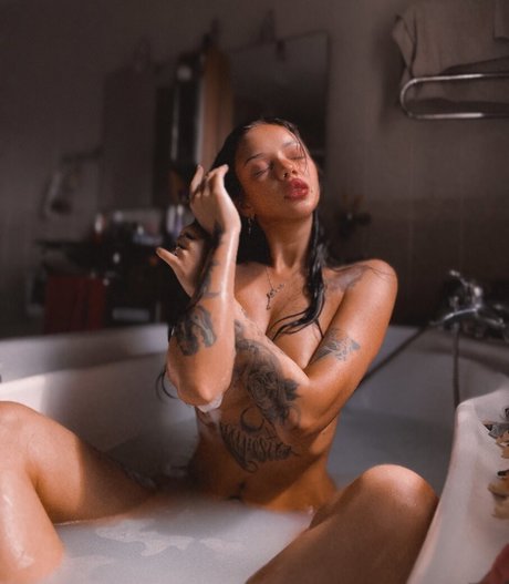 Baby Momo model nude pic