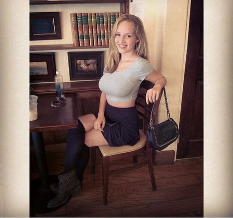 Liana Smith Gioe model high quality images