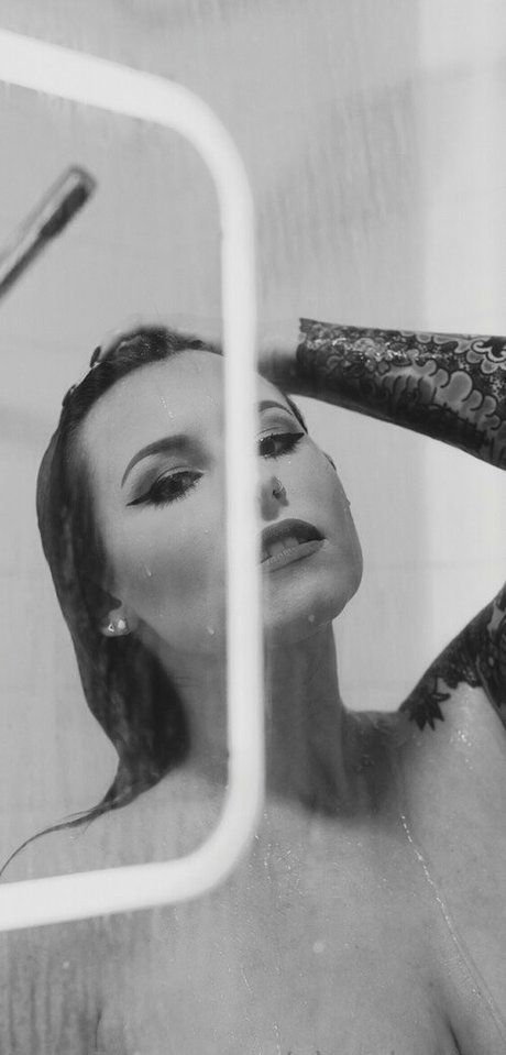 SimplyUncovered star pretty pics