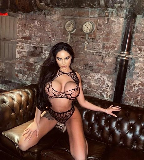 Paris Milan pretty actress pic