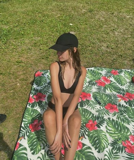 Julia Dreams Angel pornstar top image