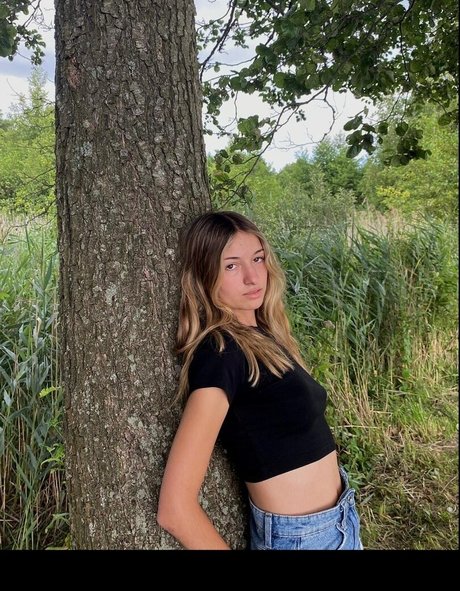 Julia Dreams Angel erotic model image