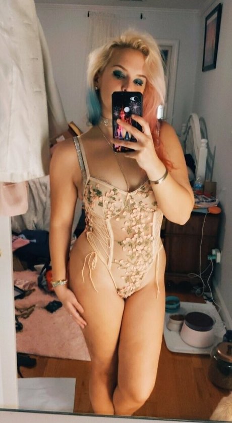 The Sarah Gracie nude star img