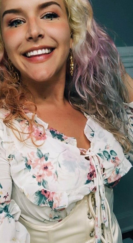 The Sarah Gracie art model galleries