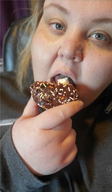 peachyg28 pornographic model pic