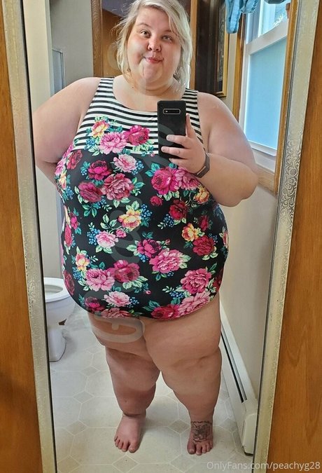 peachyg28 erotic model pic