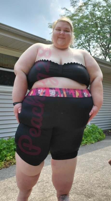 peachyg28 naked model pictures