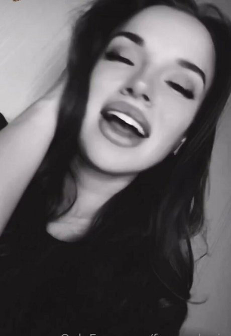 freemelanie pretty star photo