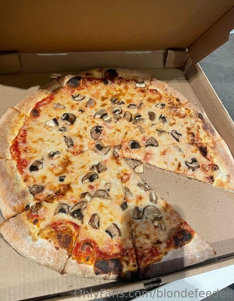 blondefeedee hot model galleries