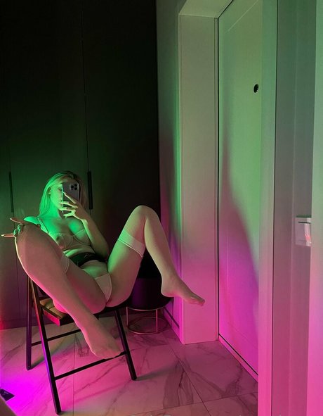 Nensi Mur perfect actress images