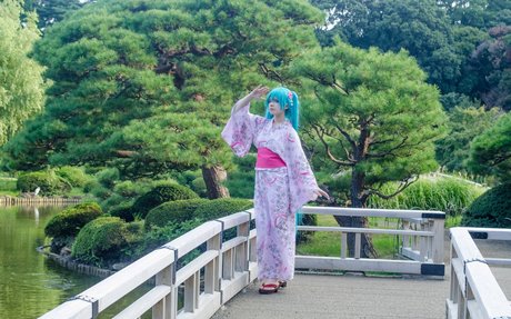 Saya Scarlet nude model image