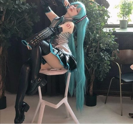 Saya Scarlet art model pictures