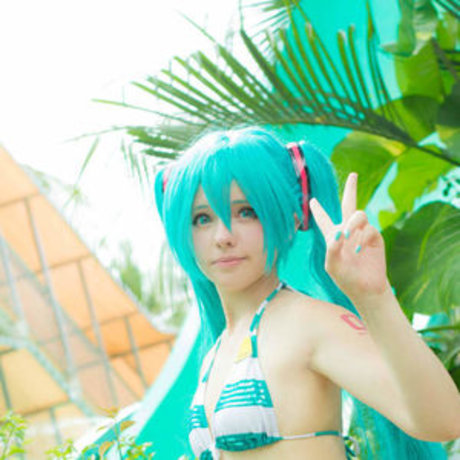 Saya Scarlet model top photo