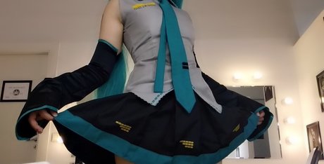 Saya Scarlet naked model image