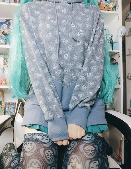 Saya Scarlet model exclusive pictures