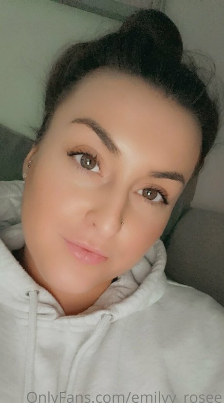 emilyy rosee art actress pic