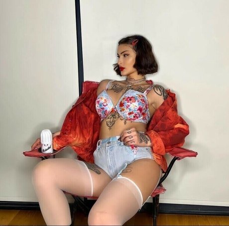 Damla Ozden star exclusive archive