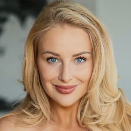 Emily Schweiger sexy actress photo