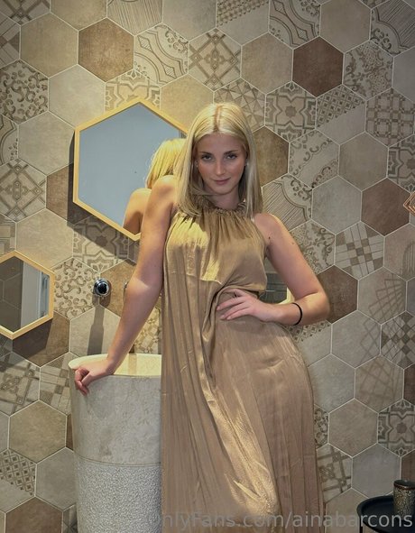 ainabarcons model photo