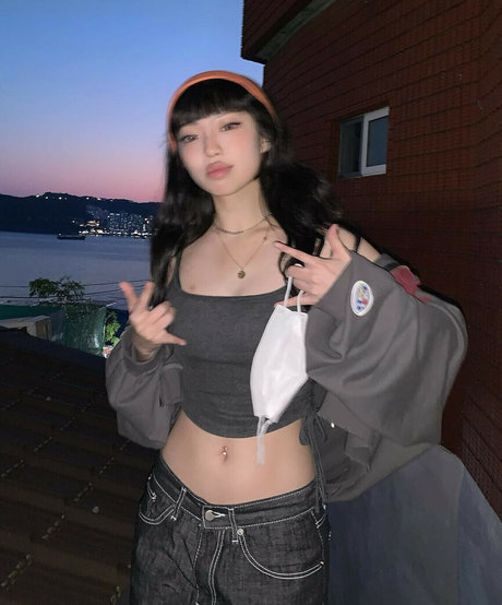 Yujin beautiful model image