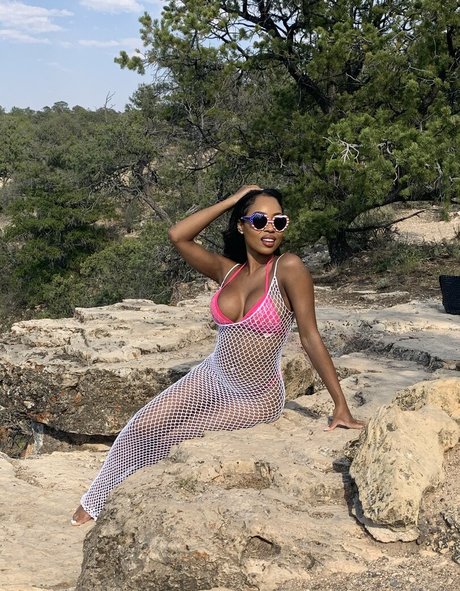 ninadoesitall xxx model image