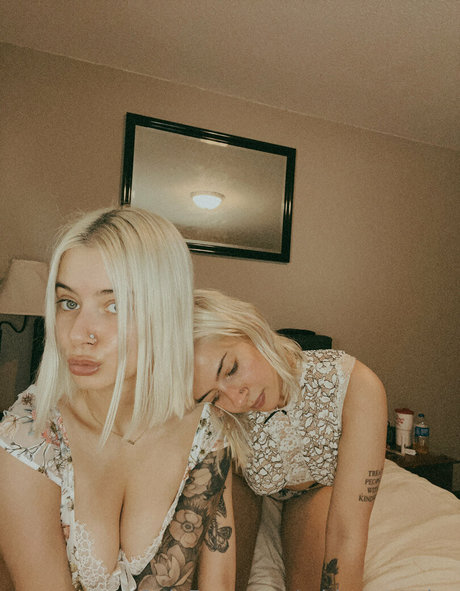 midwest twins naked actress photo