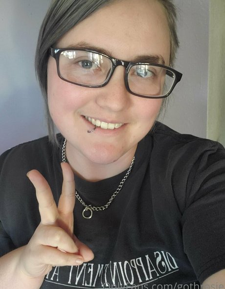 gothrosie art model pics