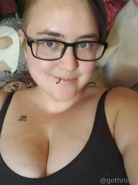 gothrosie sexy actress pictures